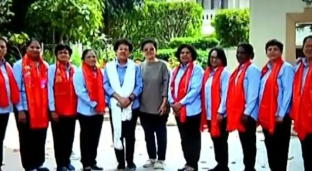 Fit  Fifty  वयाच्या साठी पन्नाशीतही जिद्द भारी हिमालय कवेत घेणार 10 रणरागिणी