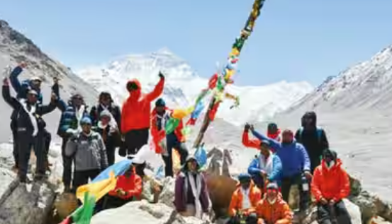 Maharashtra to give Rs 25 lakh each to students who scaled Everest